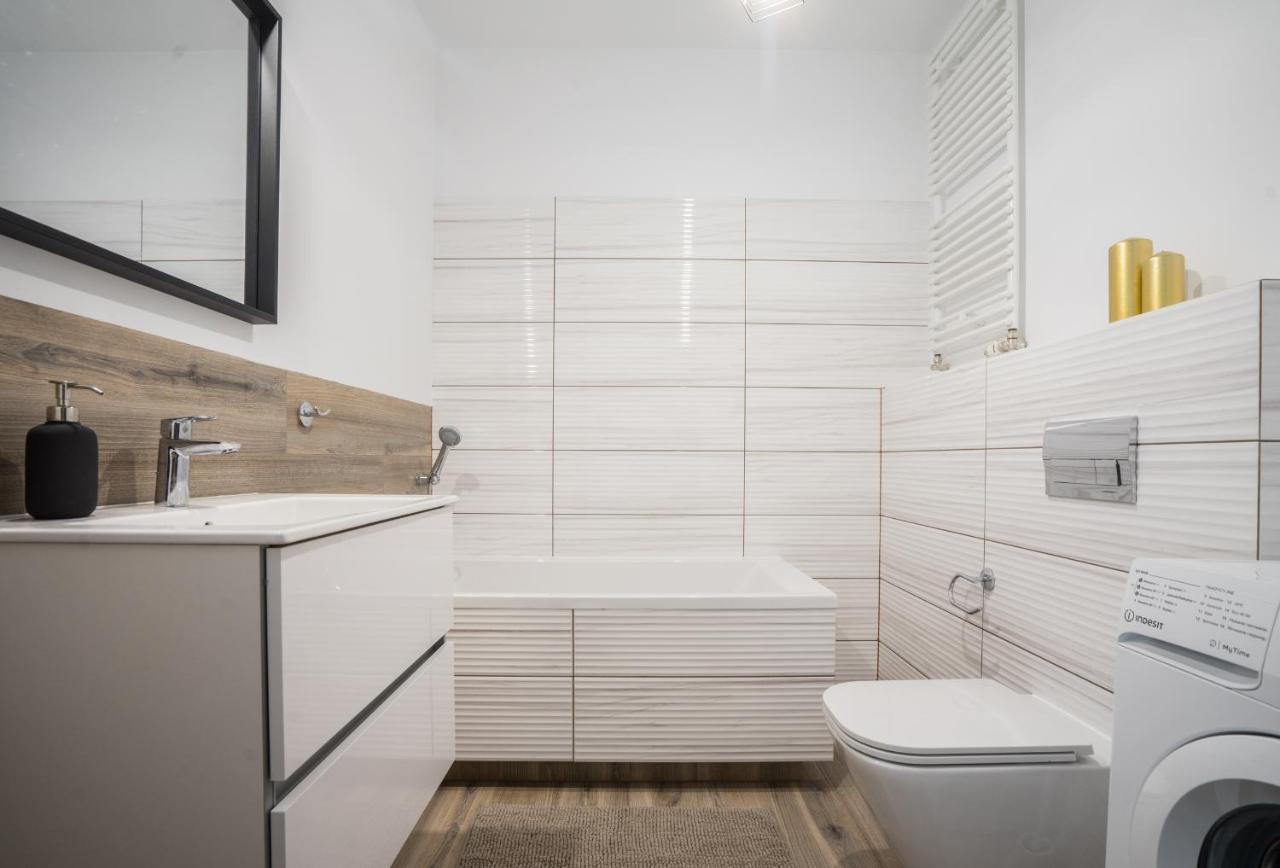 Bizapartments - Modern Flats With Parking Warsawa Bagian luar foto